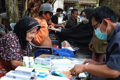 Tim kesehatan Puskesmas Tompobulu melakukan pemeriksaan kesehatan dengan langsung mengunjungi rumah warga hingga ke pelosok desa.