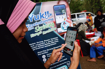 Tim kesehatan Puskesmas Tompobulu melakukan pemeriksaan kesehatan dengan langsung mengunjungi rumah warga hingga ke pelosok desa.