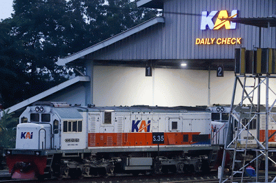 Rangkaian kereta api lokomotif dan Kereta Listrik melintas di kawasan Jatinegara, Jakarta Timur, Minggu (28/8/2022).