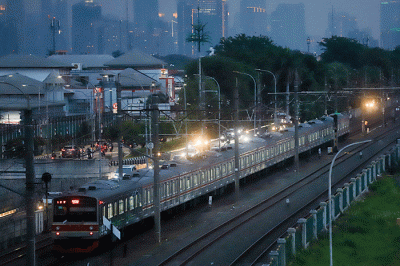 Rangkaian kereta api lokomotif dan Kereta Listrik melintas di kawasan Jatinegara, Jakarta Timur, Minggu (28/8/2022).