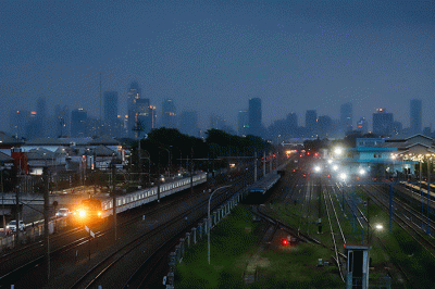 Rangkaian kereta api lokomotif dan Kereta Listrik melintas di kawasan Jatinegara, Jakarta Timur, Minggu (28/8/2022).