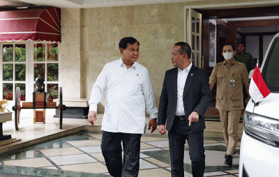 Menteri Pertahanan Prabowo Subianto (kiri) menerima kunjungan Menteri Investasi/Kepala Badan Koordinasi Penanaman Modal Bahlil Lahadalia di Kemhan.