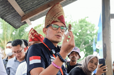 Menparekraf Sandiaga Salahuddin Uno meminta agar pelaku pariwisata dan masyarakat di Desa Wisata Pulau Pahawang Lampung fokus untuk mengembangkan potensi alam.