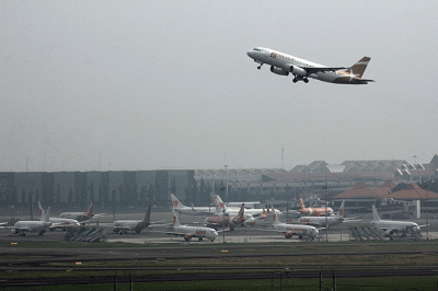Pesawat lepas landas dari Bandara Soekarno Hatta, Tangerang, Banten, Minggu (28/8/2022).