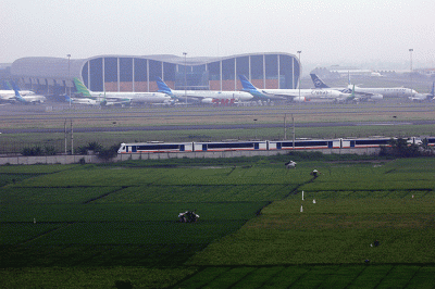 Pesawat lepas landas dari Bandara Soekarno Hatta, Tangerang, Banten, Minggu (28/8/2022).