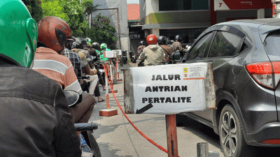 Pengendara antre untuk mengisi Bahan Bakar Minyak (BBM) di SPBU kawasan Jakarta Pusat, Selasa (30/8/2022).