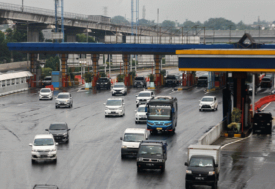 Sejumlah kendaraan melintasi ruas tol Jagorawi di kawasan Cililitan, Jakarta Timur, Senin (29/8/2022).