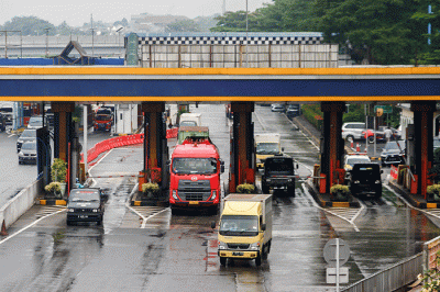 Sejumlah kendaraan melintasi ruas tol Jagorawi di kawasan Cililitan, Jakarta Timur, Senin (29/8/2022).