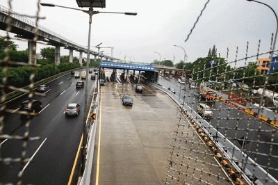 Sejumlah kendaraan melintasi ruas tol Jagorawi di kawasan Cililitan, Jakarta Timur, Senin (29/8/2022).