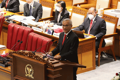 Ketua Komisi VI DPR Aria Bima membacakan laporan komisi terkait persetujuan kemitraan ekonomi komprehensif regional.