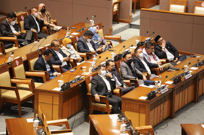 Ketua Komisi VI DPR Aria Bima membacakan laporan komisi terkait persetujuan kemitraan ekonomi komprehensif regional.