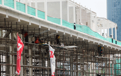 Pekerja saat menyelesaikan proyek revitalisasi Halte Transjakarta Bundaran Hi, Jakarta, Selasa (30/8/2022).