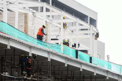 Pekerja saat menyelesaikan proyek revitalisasi Halte Transjakarta Bundaran Hi, Jakarta, Selasa (30/8/2022).