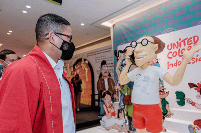 Menparekraf Sandiaga Uno berpose di depan instalasi karakter karya Bumilangit yang ditampilkan pada acara Pop Art Jakarta 2022.