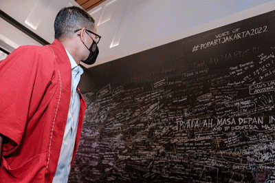Menparekraf Sandiaga Uno berpose di depan instalasi karakter karya Bumilangit yang ditampilkan pada acara Pop Art Jakarta 2022.