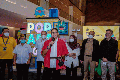 Menparekraf Sandiaga Uno berpose di depan instalasi karakter karya Bumilangit yang ditampilkan pada acara Pop Art Jakarta 2022.