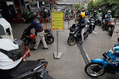 Pengendara roda dua mengisi bahan bakar minyak (BBM) di salah satu SPBU di kawasan Rasuna Said, Kuningan, Jakarta, Rabu (31/8/2022).