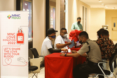 Ketua MNC Peduli Jessica Tanoesoedibjo saat menunjukkan kantong darah usai mengikuti donor darah yang digelar MNC Peduli bersama PMI Sukabumi di iNews Tower.