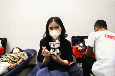 Ketua MNC Peduli Jessica Tanoesoedibjo saat menunjukkan kantong darah usai mengikuti donor darah yang digelar MNC Peduli bersama PMI Sukabumi di iNews Tower.