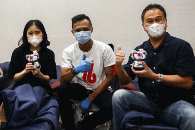 Ketua MNC Peduli Jessica Tanoesoedibjo saat menunjukkan kantong darah usai mengikuti donor darah yang digelar MNC Peduli bersama PMI Sukabumi di iNews Tower.