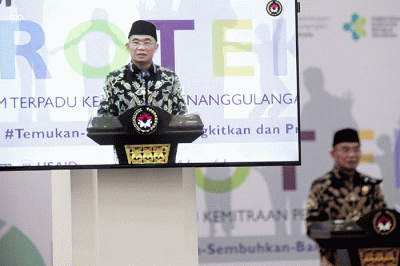 Menko PMK Muhadjir Effendy (kiri) bersama Mendes PDTT Abdul Halim Iskandar memukul kentongan dalam acara Rencana Aksi Program Terpadu Penanggulangan TBC.