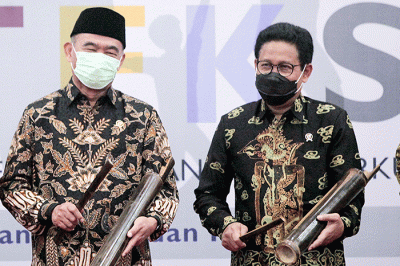 Menko PMK Muhadjir Effendy (kiri) bersama Mendes PDTT Abdul Halim Iskandar memukul kentongan dalam acara Rencana Aksi Program Terpadu Penanggulangan TBC.