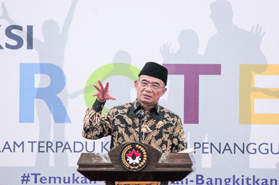 Menko PMK Muhadjir Effendy (kiri) bersama Mendes PDTT Abdul Halim Iskandar memukul kentongan dalam acara Rencana Aksi Program Terpadu Penanggulangan TBC.