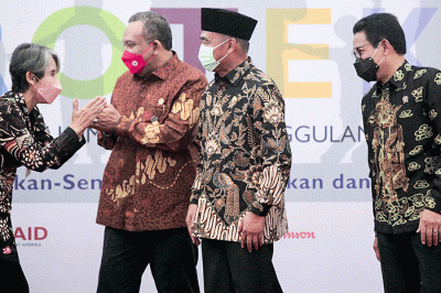 Menko PMK Muhadjir Effendy (kiri) bersama Mendes PDTT Abdul Halim Iskandar memukul kentongan dalam acara Rencana Aksi Program Terpadu Penanggulangan TBC.