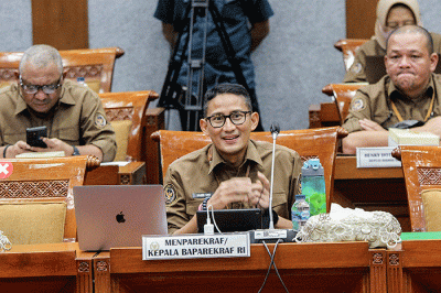 Menparekraf Sandiaga Uno (kiri) dan Wamenparekraf Angela Tanoesoedibjo saat Rapat Kerja dengan Komisi X DPR RI di Parlemen, Jakarta, Rabu (31/8/2022).