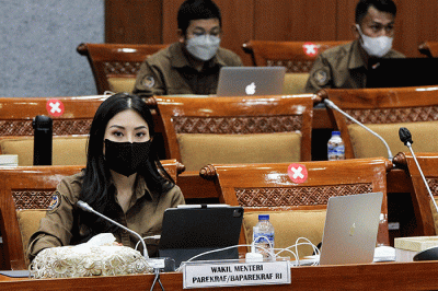 Menparekraf Sandiaga Uno (kiri) dan Wamenparekraf Angela Tanoesoedibjo saat Rapat Kerja dengan Komisi X DPR RI di Parlemen, Jakarta, Rabu (31/8/2022).