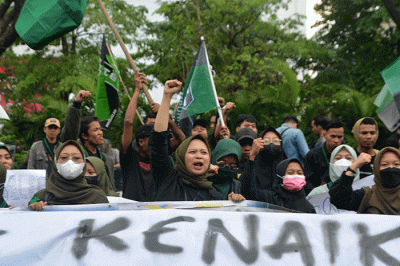 Aktivis Himpunan Mahasiswa Islam (HMI) menggelar unjuk rasa di depan Kantor DPRD Jateng, Semarang, Jawa Tengah, Kamis (1/9/2022).