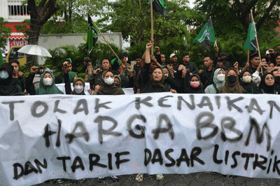 Aktivis Himpunan Mahasiswa Islam (HMI) menggelar unjuk rasa di depan Kantor DPRD Jateng, Semarang, Jawa Tengah, Kamis (1/9/2022).