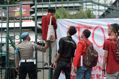 Aktivis Himpunan Mahasiswa Islam (HMI) menggelar unjuk rasa di depan Kantor DPRD Jateng, Semarang, Jawa Tengah, Kamis (1/9/2022).