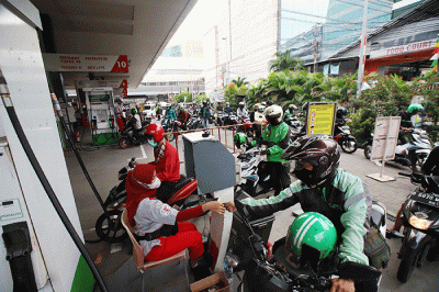 Pengendara mengisi bahan bakar minyak (BBM) di salah satu SPBU di kawasan Rasuna Said, Kuningan, Jakarta, Rabu (31/8/2022).