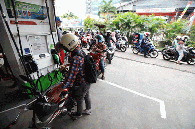 Pengendara mengisi bahan bakar minyak (BBM) di salah satu SPBU di kawasan Rasuna Said, Kuningan, Jakarta, Rabu (31/8/2022).