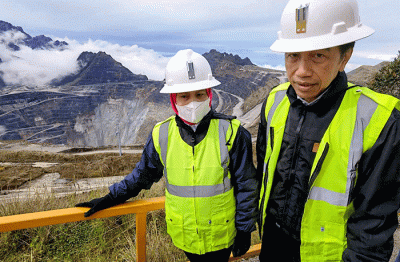 Presiden Joko Widodo dan Ibu Iriana Joko Widodo bersama rombongan tiba di Grasberg, Kamis (1/9/2022).