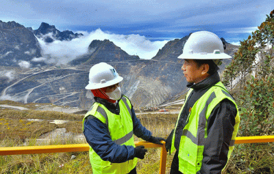Presiden Joko Widodo dan Ibu Iriana Joko Widodo bersama rombongan tiba di Grasberg, Kamis (1/9/2022).