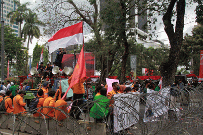 Mahasiswa mengelar aksi unjuk rasa menolak kenaikan harga BBM di kawasan Patung Kuda, Jakarta, Kamis (1/9/2022).