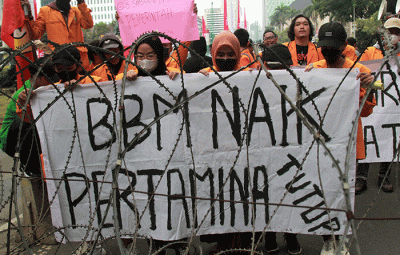 Mahasiswa mengelar aksi unjuk rasa menolak kenaikan harga BBM di kawasan Patung Kuda, Jakarta, Kamis (1/9/2022).