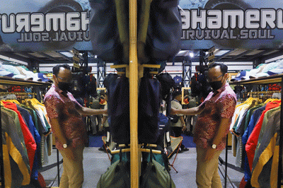 Sejumlah pengunjung melihat produk yang dijual pada salah satu stand dalam Pameran Indonesia Outdoor Festival (Indofest) 2022.