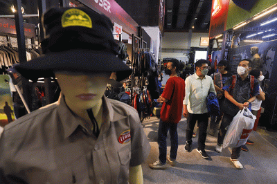 Sejumlah pengunjung melihat produk yang dijual pada salah satu stand dalam Pameran Indonesia Outdoor Festival (Indofest) 2022.