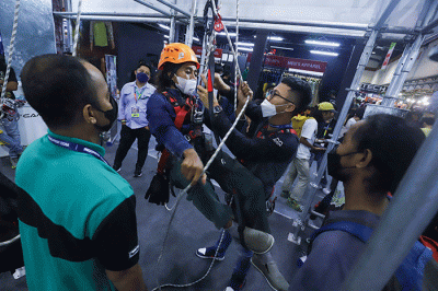 Sejumlah pengunjung melihat produk yang dijual pada salah satu stand dalam Pameran Indonesia Outdoor Festival (Indofest) 2022.