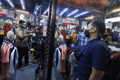 Sejumlah pengunjung melihat produk yang dijual pada salah satu stand dalam Pameran Indonesia Outdoor Festival (Indofest) 2022.