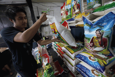 Pedagang menata tumpukan karung berisi beras di Agen Beras Sumber Rejeki di kawasan Pondok Melati, Kota Bekasi, Jawa Barat, Jumat (2/9/2022).