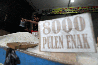 Pedagang menata tumpukan karung berisi beras di Agen Beras Sumber Rejeki di kawasan Pondok Melati, Kota Bekasi, Jawa Barat, Jumat (2/9/2022).
