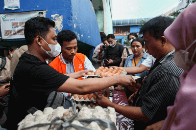 Menteri Perdagangan Zulkifli Hasan (tengah) saat membelikan telur ayam untuk warga di Bazar Pangan Murah, Pasar Minggu, Jakarta, Jumat (2/9/2022).