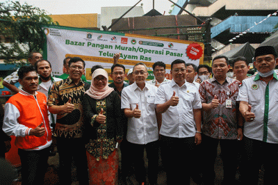 Menteri Perdagangan Zulkifli Hasan (tengah) saat membelikan telur ayam untuk warga di Bazar Pangan Murah, Pasar Minggu, Jakarta, Jumat (2/9/2022).