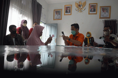 Warga menunjukan uang senilai Rp 300.000 saat pembagian Bantuan Langsung Tunai (BLT) subsidi Bahan Bakar Minyak (BBM) di kawasan Gambir, Jakarta.