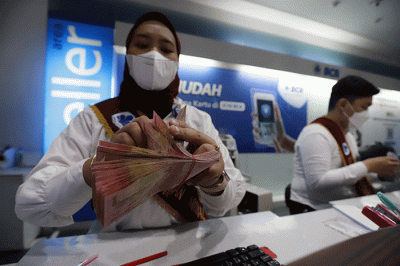 Karyawan menghitung mata uang rupiah di BCA KCU Matraman, Jakarta, Jumat (2/9/2022).