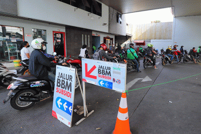 Pengendara antre mengisi bahan bakar minyak (BBM) di SPBU Senen, Jakarta Pusat, Sabtu (3/9/2022).